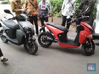 Jokowi Kedatangan Motor Listrik di Istana, Siap Diluncurkan
