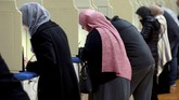 Namun, akibat kendala teknis di sejumlah negara bagian, proses pemungutan suara tertunda. (Reuters/Jeff Kowalsky)