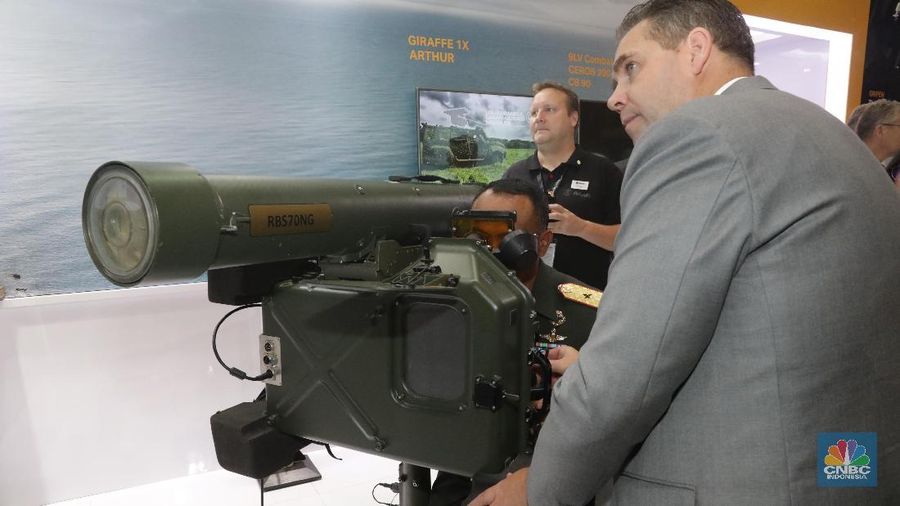 Pengunjung melihat stan pameran Indo Defence di JIExpo Kemayoran, Jakarta, Rabu (7/11). 

Indo defence & Expo Forum 2018 merupak pameran industri dan teknologi pertahanan terbesar di Asia Tenggara. Pameran kali ini mengalami perkmebangan cukup pesat sekitar 15% dari tahun sebelumnya, Pada yang diikuti 867 peserta dr 60 negara. Acara ini berlangsung dari tanggal 7-10 November 2018.  (CNBC Indonesia/Muhammad Sabki)