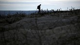 Saat hujan perang akan berhenti sejenak karena lokasi La Main de Massiges kebanjiran. Prajurit dari dua kubu naik ke daratan dan berbincang layaknya manusia biasa. Setelah hujan usai mereka kembali bertempur di bawah komando. (REUTERS/Christian Hartmann)