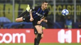 Meski mendapatkan dukungan penuh dari penonton, Inter Milan kesulitan melakukan tekanan ke pertahanan Barcelona. (REUTERS/Daniele Mascolo)