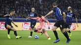 Barcelona bisa leluasa mendominasi penguasaan bola namun tak bisa memaksimalkan peluang yang mereka miliki. (REUTERS/Stefano Rellandini)