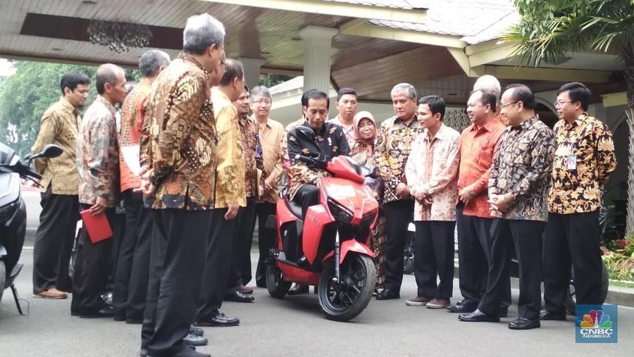 Presiden Joko Widodo mencoba motor listrik buatan dalam negeri.