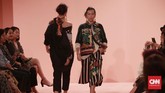 Beragam siluet hadir dengan potongan longgar mulai dari robe, oversized shirt, celana lebar, hingga pleated skirt. (CNN Indonesia/Andry Novelino)