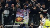 Juventus akhirnya memecah kebuntuan di menit ke-65. Tendangan voli Cristiano Ronaldo tak mampu dibendung oleh David De Gea. (REUTERS/Stefano Rellandini)