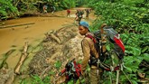 Para peneliti yang berusaha menjangkau lokasi lukisan di gua Karst di Semenanjung Sangkulirang-Mangkalihat, Kalimantan Timur. (Arkenas/Pindi Setiawan)