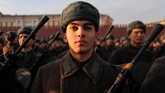 Ribuan pasukan Rusia mengenakan seragam pasukan Uni Soviet saat Perang Dunia II melakukan parade peringatan kemenangan atas Nazi Jerman di Lapangan Merah, Moskow. (REUTERS/Maxim Shemetov)