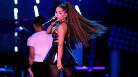 Ariana Grande Disebut Menolak Penghargaan dari Ratu Elizabeth
