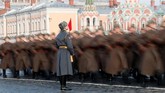 Parade militer itu dipertahankan oleh Uni Soviet dan Rusia untuk mengingat kedigdayaan angkatan bersenjata mereka saat PD II. (REUTERS/Shamil Zhumatov)