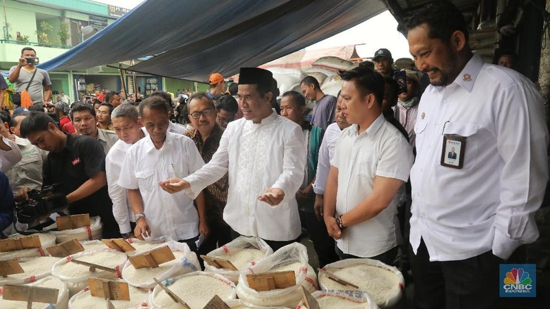 Mereka sempat meninjau sejumlah gudang yang terletak di kawasan Pasar Beras Induk Cipinang.