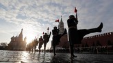 Pada masa Uni Soviet, setiap 7 November selalu diperingati sebagai hari Revolusi Bolshevik 1917. Namun, pada 2005 perayaan itu dihapus. (REUTERS/Maxim Shemetov)