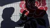 Bayangan para penggemar rugbi terlihat di luar stadion Twickenham di Inggris. (REUTERS/Toby Melville)
