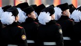 Parade militer itu melibatkan 5 ribu pasukan dan juga sejumlah persenjataan lawas Uni Soviet era PD II. (REUTERS/Shamil Zhumatov)