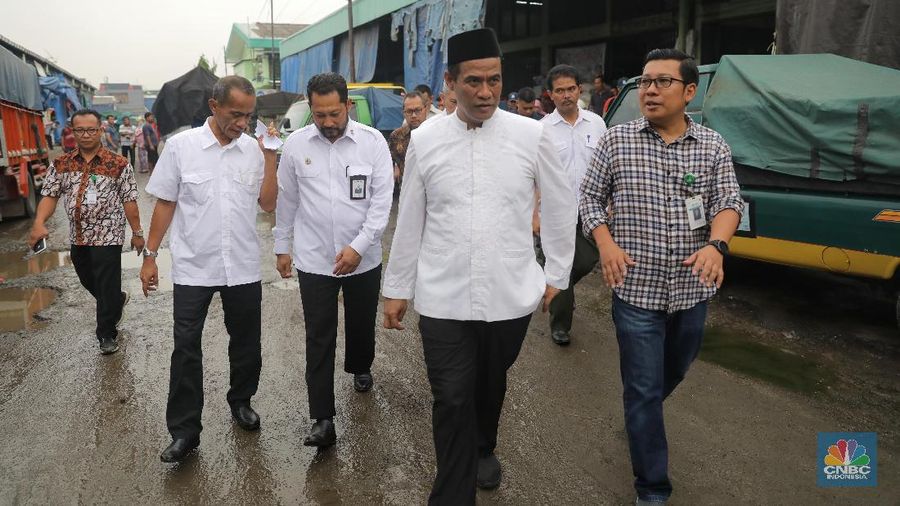 Mereka sempat meninjau sejumlah gudang yang terletak di kawasan Pasar Beras Induk Cipinang.