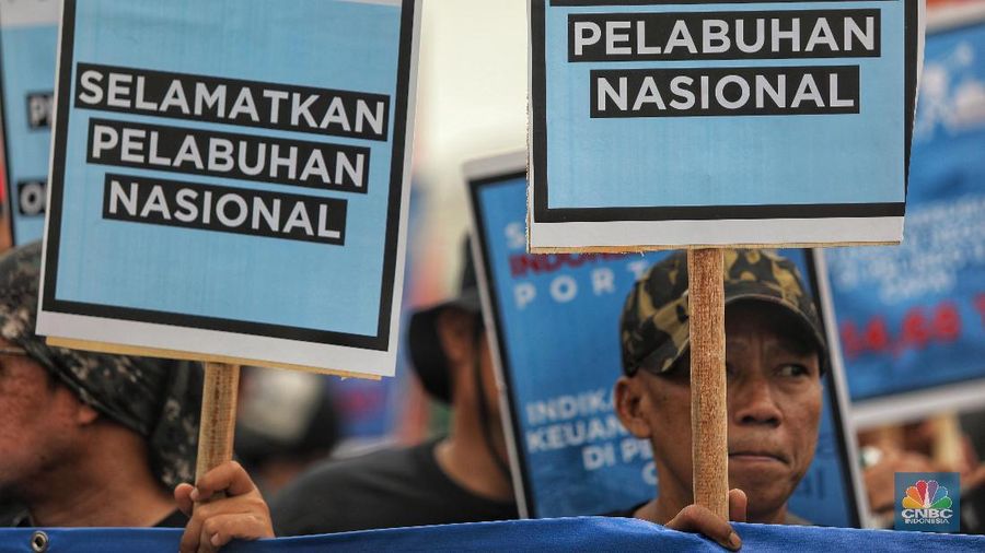 mereka menuntut dihapuskannya outsourcing bagi pekerja pelabuhan.