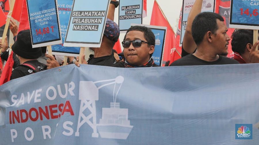 mereka menuntut dihapuskannya outsourcing bagi pekerja pelabuhan.