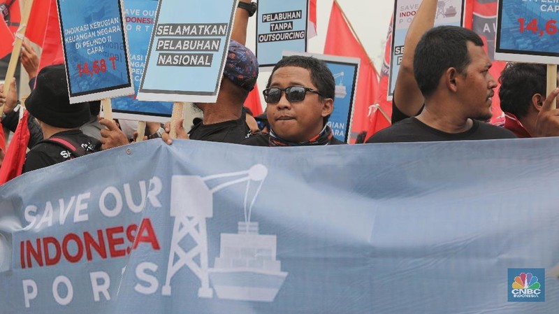 mereka menuntut dihapuskannya outsourcing bagi pekerja pelabuhan.