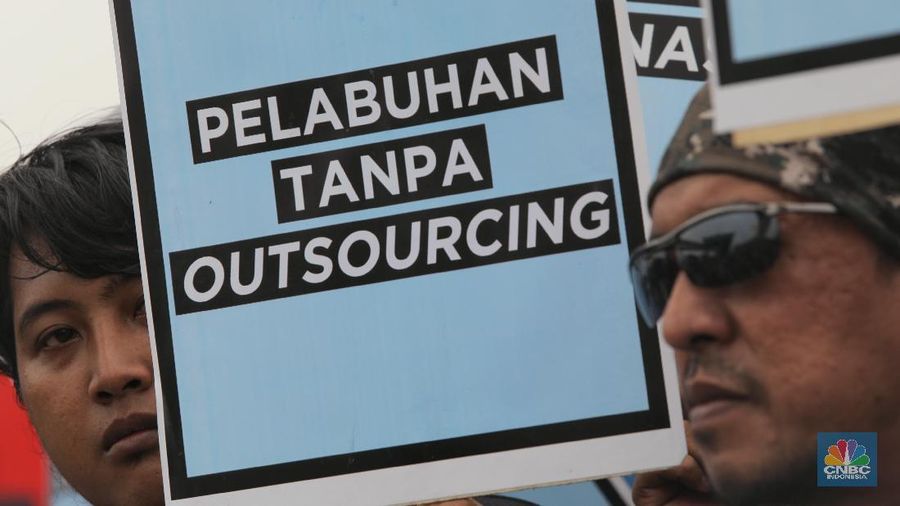 Sejumlah massa yang tergabung dalam Federasi Pekerja Pelabuhan Indonesia menggelar aksi damai di Pos 9 Pelabuhan Tanjung Priok, Jakarta, Kamis (8/11). Dalam aksi ini para pengunjuk rasa menuntut dihapuskannya outsourcing bagi pekerja pelabuhan dan menolak pengelolaan pelabuhan nasional yang dilaksanakan oleh pihak asing, karena dianggap bisa menghilangkan potensi ekonomi nasional.(²©²ÊÍøÕ¾/Andrean Kristianto)