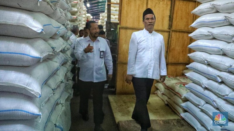 Mereka sempat meninjau sejumlah gudang yang terletak di kawasan Pasar Beras Induk Cipinang.