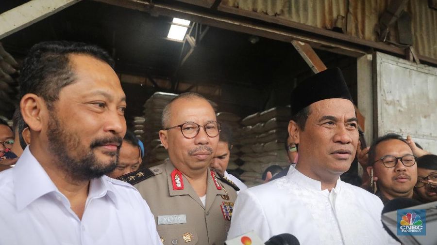 Mentan Amran menyambut gembira gudang beras Bulog penuh.