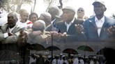 Anggota komunitas Israel-Ethiopia terlihat dari balik panel kaca, sementara bayangan orang-orang lainnya pun terlihat di bagian bawah panel. Mereka berkumpul merayakan hari Sigd yaitu hari raya bagi Yahudi-Ethiopia di Yerusalem. (REUTERS/Amir Cohen)
