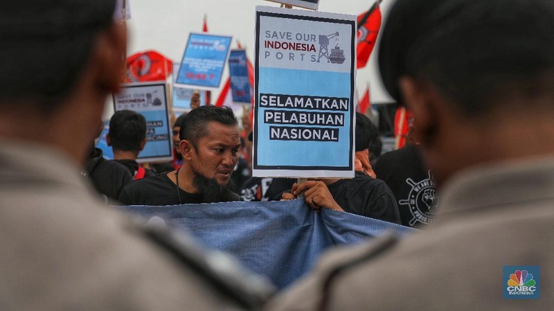 mereka menuntut dihapuskannya outsourcing bagi pekerja pelabuhan.