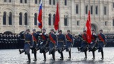 Pasukan Rusia membawa panji-panjir Rusia dan Uni Soviet saat parade peringatan 'Pertempuran Moskow. (REUTERS/Maxim Shemetov)