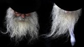 Pria berdoa di kuburan Lubavitcher Rebbe di pemakaman di Queens, New York, Amerika Serikat. (REUTERS/Andrew Kelly)