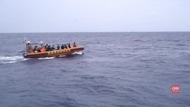 Mencari Harapan Keluarga yang Hilang di Tengah Laut