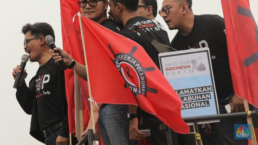 mereka menuntut dihapuskannya outsourcing bagi pekerja pelabuhan.