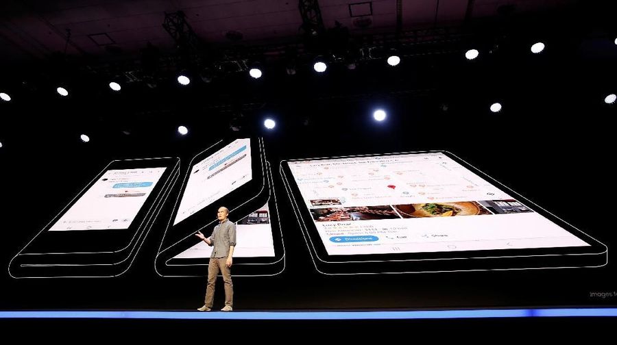 Raksasa teknologi asal Korea Selatan, Samsung, baru saja mengumumkan satu tipe ponsel pintar (smartphone) yang dapat dilipat menjadi setengahnya.