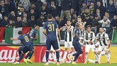 Empat menit jelang bubar, Manchester United berhasil mencetak gol balasan lewat Juan Mata. Tendangan bebas Mata mendarat di pojok kanan atas gawang Juventus. (REUTERS/Massimo Pinca)
