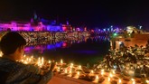 Selain lampu dan lampion, para pemeluk Hindu di India umumnya juga menggunakan lampu minyak tradisional yang dibuat dari tanah liat, yang biasa disebut sebagai 'diya'. (Photo by SANJAY KANOJIA / AFP)