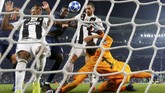 Di pengujung laga, Manchester United mendapatkan gol kedua lewat gol bunuh diri Leonardo Bonucci. Skor 2-1 untuk Manchester United bertahan hingga laga usai. (REUTERS/Stefano Rellandini)
