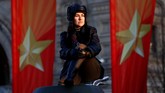 Di Moskow, seorang peserta duduk saat digelarnya persiapan pawai militer untuk mengenang parade bersejarah pada 1941, ketika prajurit Uni Soviet maju ke medan pertempuran Perang Dunia II. (REUTERS/Maxim Shemetov)