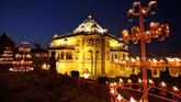 Seorang polisi terlihat berjaga di depan Kuil Akshardham yang berkilauan di bawah cahaya di Gandhinagar, India, Selasa (6/11). (REUTERS/Amit Dave)