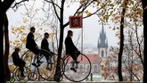 Peserta mengenakan kostum tokoh bersejarah dan megendarai sepeda roda besar dalam festival tahunan yang digelar di Praha, Republik Ceko. (REUTERS/David W Cerny)