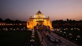 Pemandangan kuil Akshardham dari kejauhan, diterangi oleh lampu dan lampion yang mewarnai Festival Diwali di Gandhinagar, India. (REUTERS/Amit Dave)