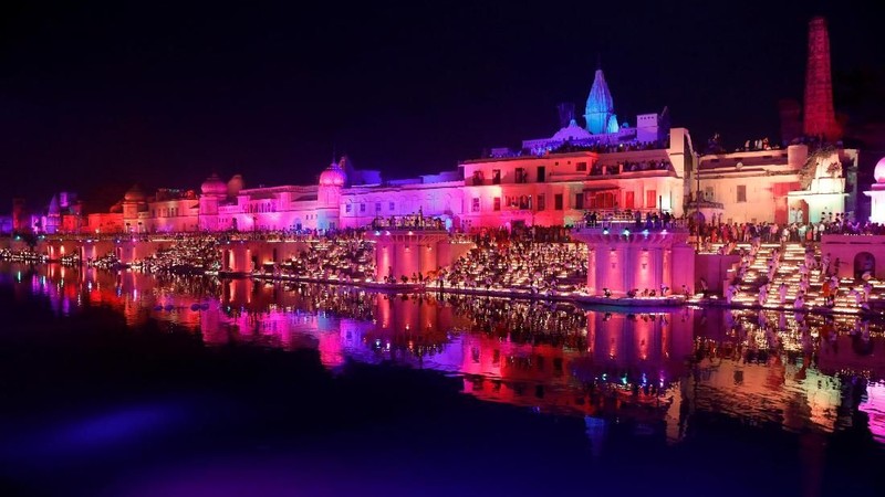 Diwali dikenal sebagai Deepavali, sebuah kata Sanskerta yang berarti 