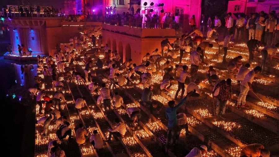 Diwali dikenal sebagai Deepavali, sebuah kata Sanskerta yang berarti 