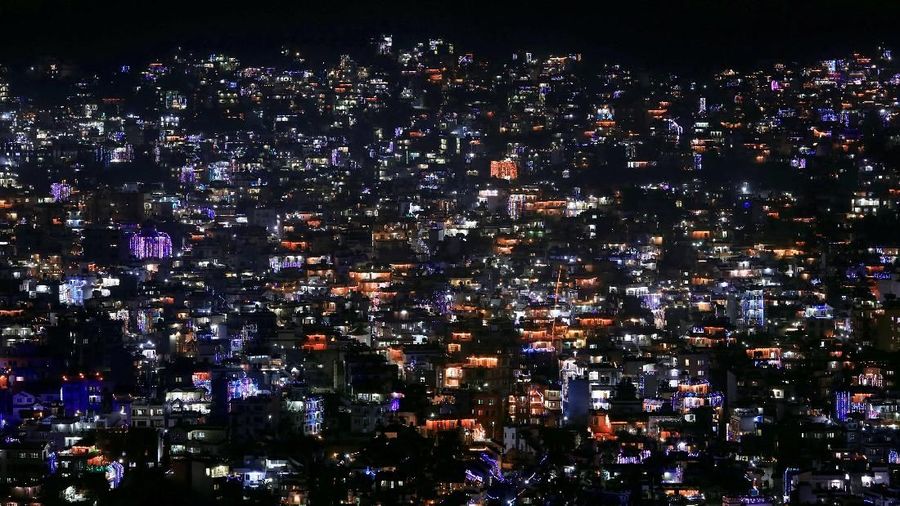 Diwali dikenal sebagai Deepavali, sebuah kata Sanskerta yang berarti 
