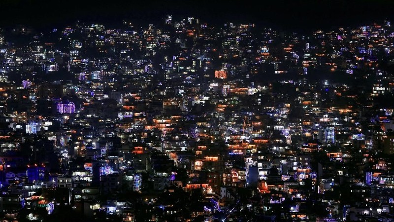 Diwali dikenal sebagai Deepavali, sebuah kata Sanskerta yang berarti 