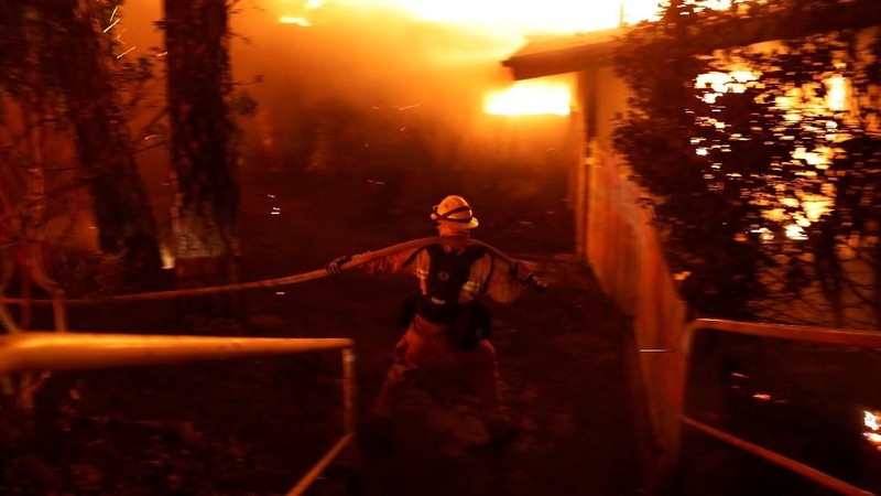 Sejumlah bangunan dan kendaraan ikut terbakar dilahap si jago merah setinggi 15,25 meter.