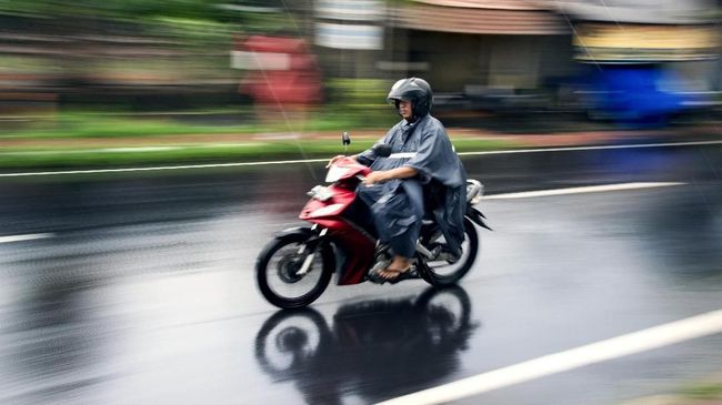 Jas Hujan Ponco Bukan Buat <i>Biker</i>