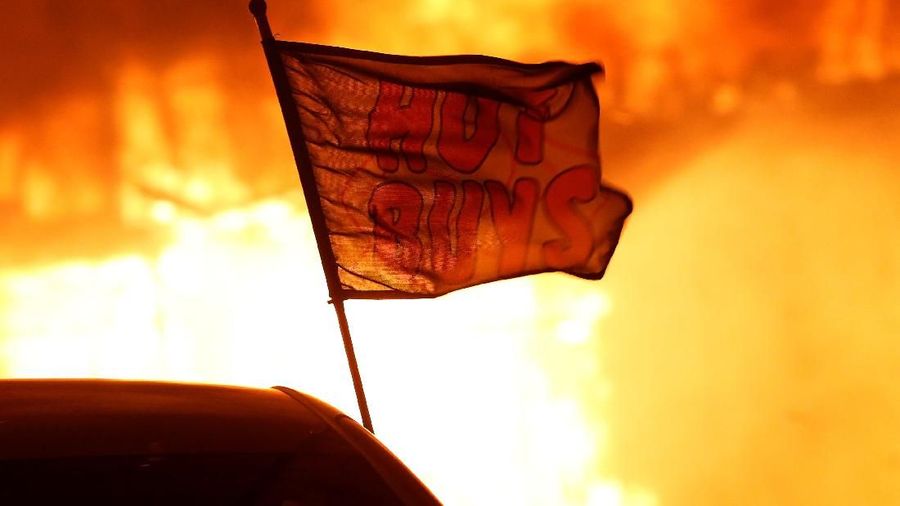 Sejumlah bangunan dan kendaraan ikut terbakar dilahap si jago merah setinggi 15,25 meter.