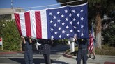 Sebagai simbol duka atas insiden ini, Presiden Donald Trump memerintahkan pengibaran bendera setengah tiang di Gedung Putih dan gedung pemerintahan lainnya. (David McNew/Getty Images/AFP)