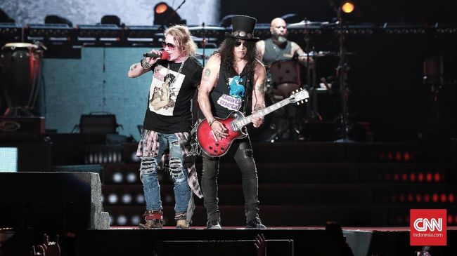 Tertawan Nostalgia di Konser Butut Guns N Roses