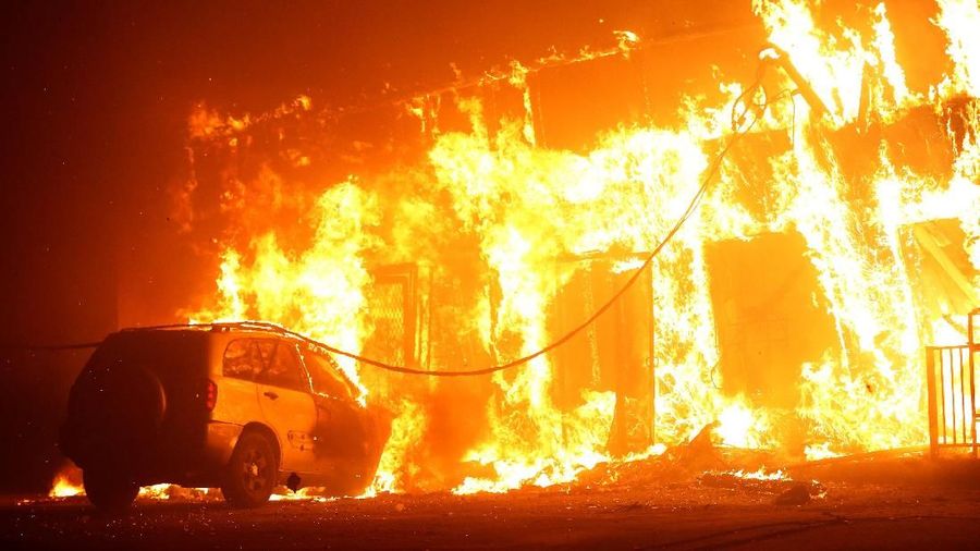 Sejumlah bangunan dan kendaraan ikut terbakar dilahap si jago merah setinggi 15,25 meter.