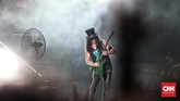 Tampil dalam formasi klasik, Guns N Roses pun membawakan lagu-lagu populer yang masih terekam jelas di benak penggemar. (CNN Indonesia/Andry Novelino)