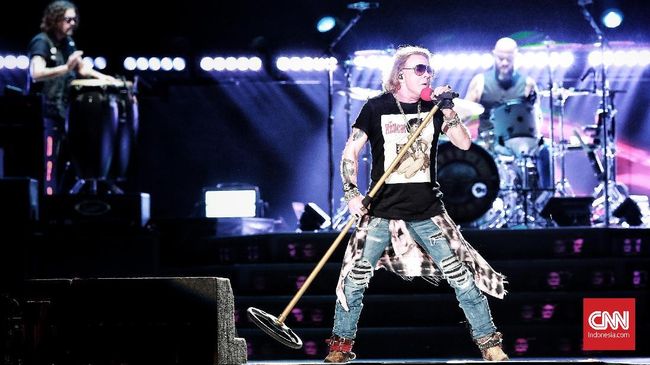 Axl Rose Ngotot Manggung Walau Sakit